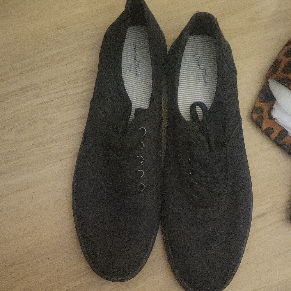 Universal Threas Canvas Shoe